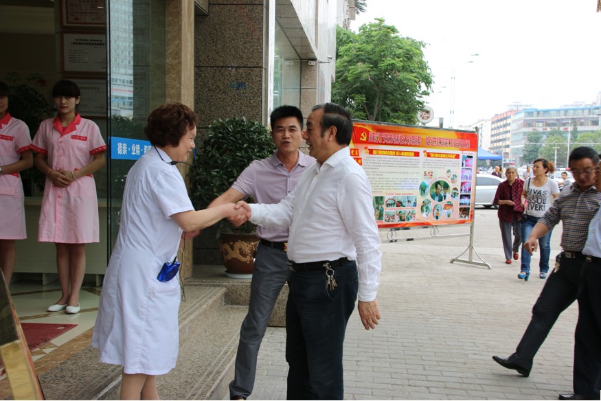 四川省政协副主席王正荣率省政协调研组一行到遂宁妇产医院参观指导工作