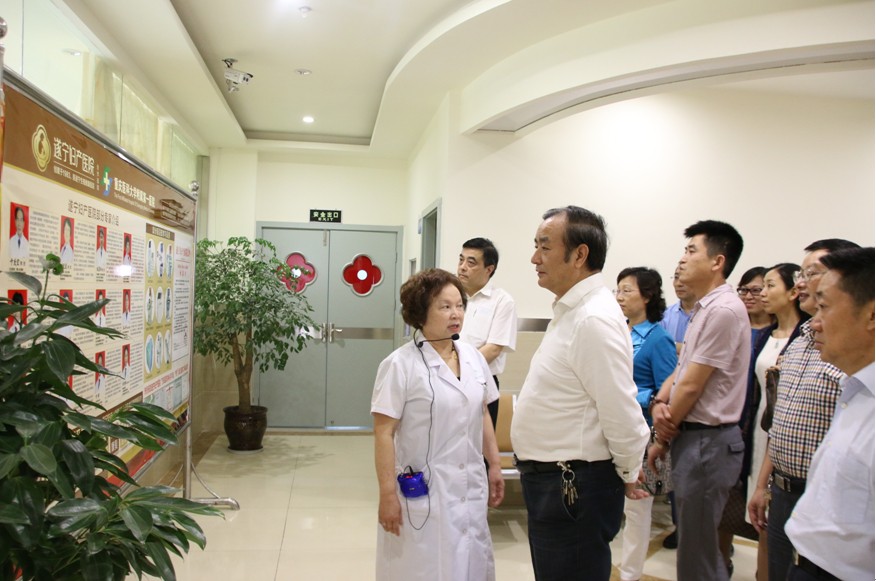 钟凤仙院长向四川省政协副主席王正荣等领导介绍医院专家情况