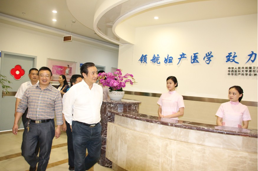 四川省政协副主席王正荣等领导参见我院治疗区